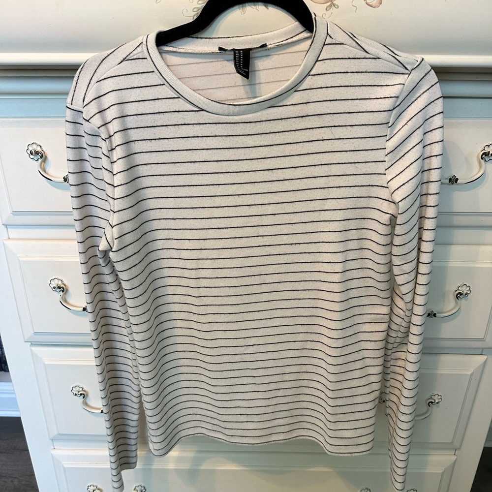 Forever 21 Black and white stripped sweater